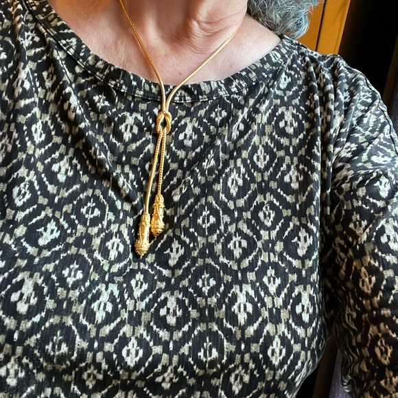 Gold-like beautiful costume necklace with knot - Picture 4 of 6